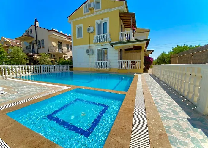 Fethiye\'De Sahil Ve Sehirici Birarada...